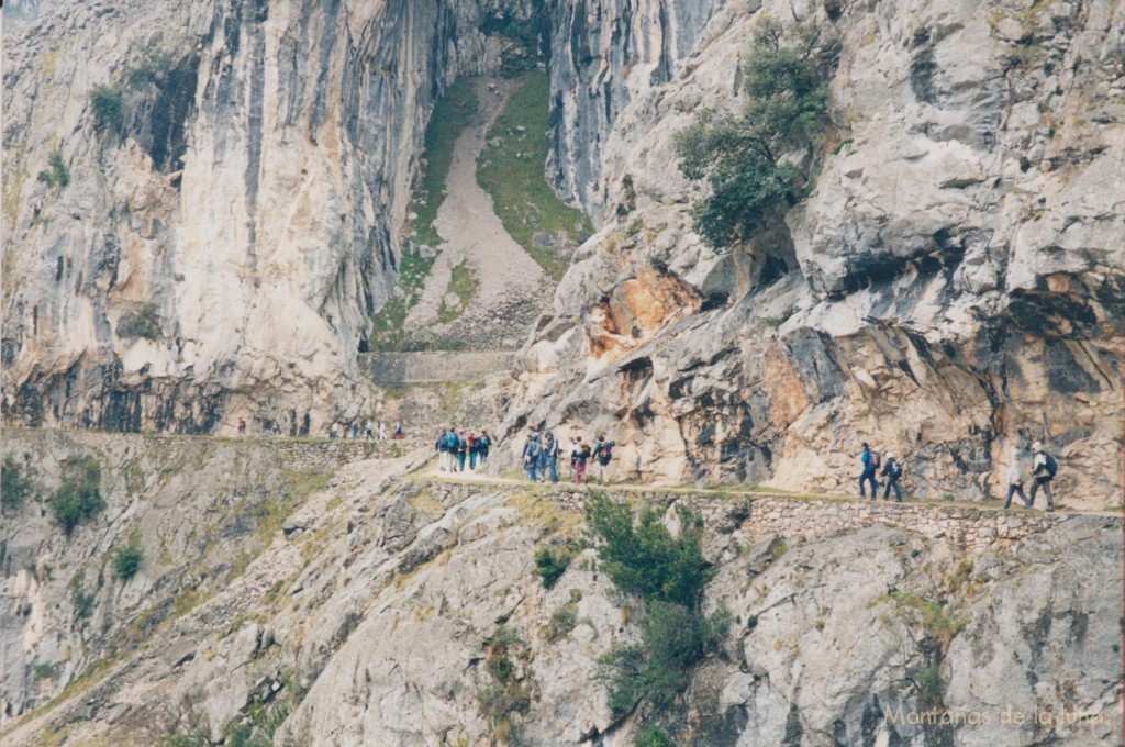 El camino de la Ruta del Cares excavada en la roca